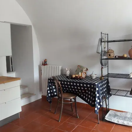 Fra Il Glicine E Il Sambuco * Monopoli
